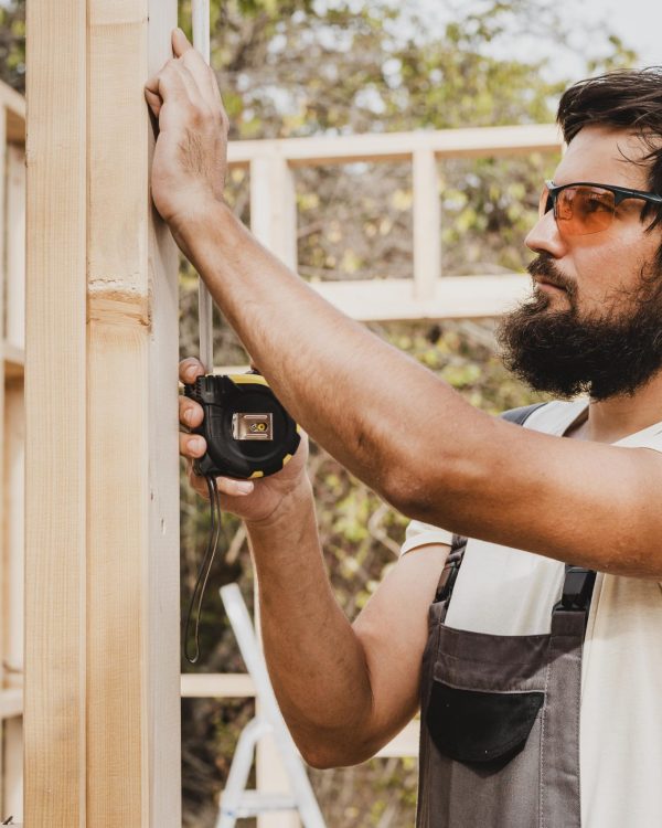 hombre-carpintero-con-una-cinta-metrica